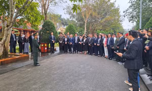 Dâng hương tưởng niệm các Anh hùng Liệt sĩ tại Khu di tích lịch sử quốc gia Pò Hèn