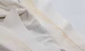 Mẹo khử vết ố vàng trên quần áo trắng