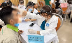 Bác sĩ vui mừng đợi lương tăng cao nhất trong thang bảng lương