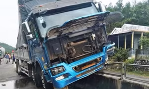 Tài xế ngủ gật, ôtô tải bay lên dải phân cách khiến nhiều người hú vía ở Quảng Ngãi