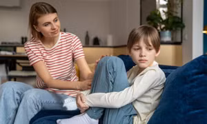 Làm gì khi trẻ thích xem tivi hơn học bài?
