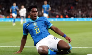 Tiền đạo 17 tuổi của Brazil làm nên lịch sử