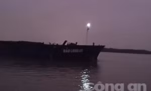 Sà lan chìm sau va chạm với tàu biển ở Nhà Bè