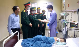 Bộ CHQS tỉnh Quảng Ninh: Thăm, tặng quà trẻ em có hoàn cảnh khó khăn bị mắc bệnh hiểm nghèo