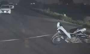Khởi tố tài xế tông cảnh sát giao thông gãy xương