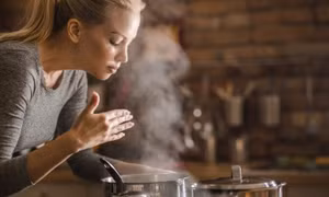 Cách khử mùi thức ăn bám trên quần áo