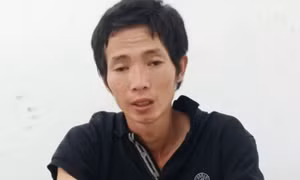 Người đàn ông đột nhập tiệm tạp hóa trộm 7 thùng bia và bịch khô bò