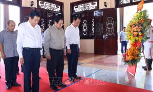 Thủ tướng Phạm Minh Chính dâng hương tưởng niệm Chủ tịch Hội đồng Bộ trưởng Phạm Hùng và Thủ tướng Võ Văn Kiệt