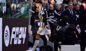 Vlahovic bị Juve phạt nội bộ sau chiếc thẻ đỏ