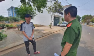 Bắt nhóm đối tượng chuyên dùng đá đập kính ô tô trộm tài sản