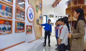 "Dân ta phải biết sử ta..."