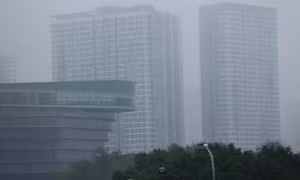 Không khí Hà Nội ô nhiễm nặng trong ngày sương mù dày đặc