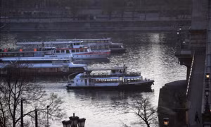 Du thuyền Bulgaria va vào thành cống trên sông Danube khiến nhiều người bị thương
