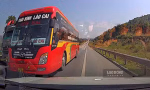 Xe khách vượt ẩu, suýt gây tai nạn trên cao tốc Nội Bài - Lào Cai