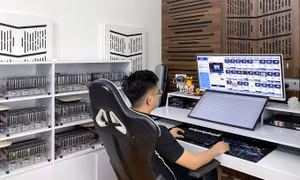 'Trang trại thao túng triệu view' trong mắt người nước ngoài