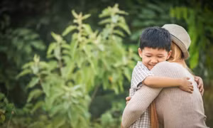 Vì sao cha mẹ nên ôm con mỗi ngày?