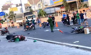 Bình Dương: Xe bán tải tông hàng loạt xe máy, 4 người thương vong