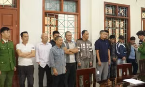 Nghệ An: Đột kích sới bạc trong rừng, bắt giữ 11 đối tượng