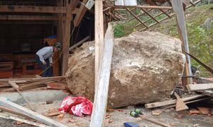 Đá đè sập nhà dân sau nổ mìn
