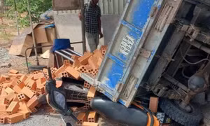 Xe ba gác lao vào trạm chờ xe buýt ở Sóc Trăng, tài xế nguy kịch