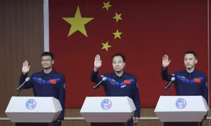 Trung Quốc đưa phi hành gia dân sự đầu tiên lên vũ trụ