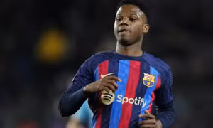 Barca gõ cửa, trao quà cho Arsenal