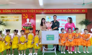 Đồn Biên phòng cửa khẩu cảng Vạn Gia: Tặng 30 phần quà cho các học sinh nhân ngày Quốc tế thiếu nhi