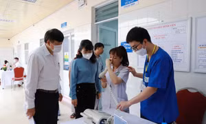 Bộ Y tế tổ chức khám và tặng quà cho nhân viên y tế mắc bệnh nghề nghiệp tại Quảng Ninh