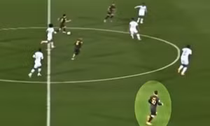 Cầu thủ PSG không chuyền cho Messi