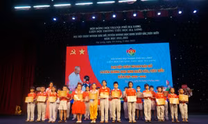 Trường TH Hạ Long: Đại hội Cháu ngoan Bác Hồ và tuyên dương học sinh xuất sắc, tiêu biểu