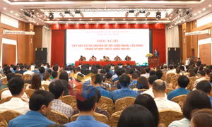 Đại biểu Quốc hội tiếp xúc cử tri chuyên đề với công nhân, lao động