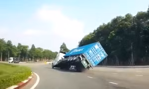 Bình Dương: Xe container lật nhào khi ôm cua tại vòng xoay ám ảnh