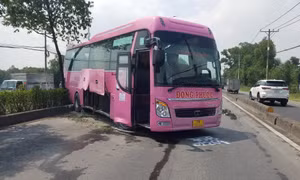 Xe khách nổ lốp, tông nát hông ô tô 4 chỗ