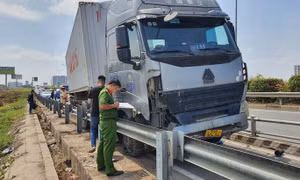 Xe container nổ lốp, tông nhiều xe máy trên đường dẫn cao tốc TP.HCM - Long Thành