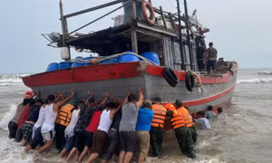 Giông lốc nhấn chìm hàng chục tàu thuyền, ba người mất tích 
