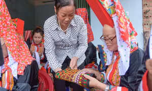 Người nặng lòng với nghề thêu truyền thống 