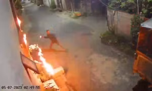 Nhóm côn đồ ném bom xăng, đập phá ô tô lúc rạng sáng