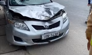 Ô tô mất lái gây tai nạn khiến hai người đi bộ tử vong
