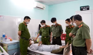 Cảnh sát cơ động bị nhóm quái xế dùng súng bắn bị thương