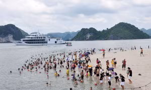 Rộng mở cơ hội tắm biển trên Vịnh Hạ Long