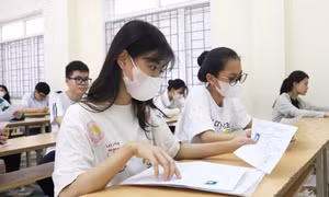 Các thí sinh làm thủ tục dự thi kỳ thi tuyển sinh vào lớp 10 năm học 2023-2024