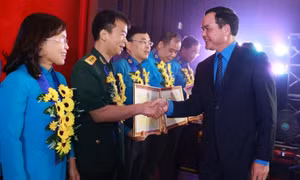Biểu dương 133 tập thể, cá nhân điển hình công nhân, viên chức lao động làm theo Bác