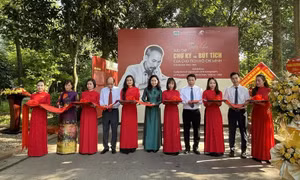 Trưng bày sưu tập chữ ký, bút tích của Chủ tịch Hồ Chí Minh