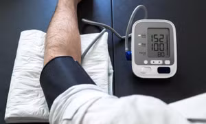 Những lưu ý cho người huyết áp cao trong mùa hè