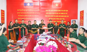 Bộ Chỉ huy BĐBP tỉnh và Đoàn công tác Quân đội Nhân dân Lào trao đổi kinh nghiệm về công tác dân vận, tháng 5-2023