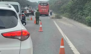 Tai nạn với ô tô khách trên Đại lộ Thăng Long, nữ tài xế xe máy tử vong