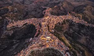 Ý: Ngôi làng ở Sicily gây sốt vì hình dạng độc đáo