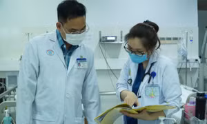 Một bệnh nhân ngộ độc botulinum liệt cơ diễn tiến xấu