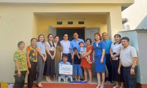 Đỡ đầu 4 học sinh khuyết tật