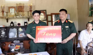 Ban CHQS TP Uông Bí trao tiền hỗ trợ xây dựng "Nhà đồng đội"